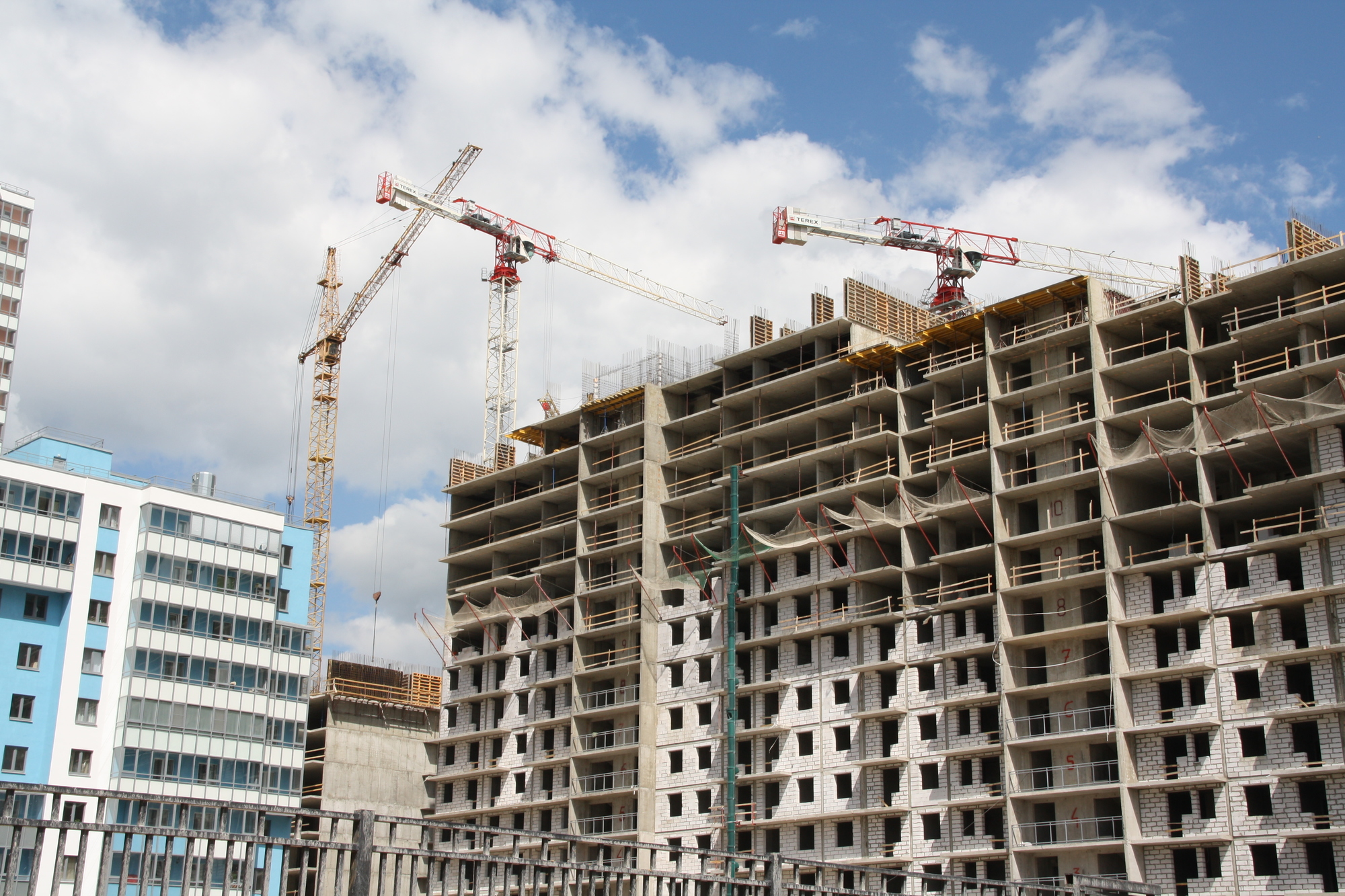 Около строящейся здания. Около строящейся здания. Стройка москва. Постройка новых зданий. Строящийся объект.